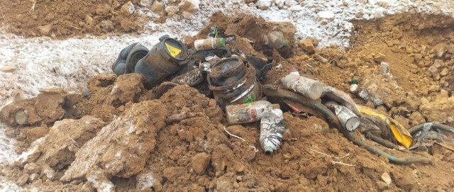 Niebezpieczne odpady zostały znalezione na terenie rekultywowanej kopalni dolomitu w Dąbrowie Górniczej - Ząbkowicach

Zobacz kolejne zdjęcia/plansze. Przesuwaj zdjęcia w prawo naciśnij strzałkę lub przycisk NASTĘPNE