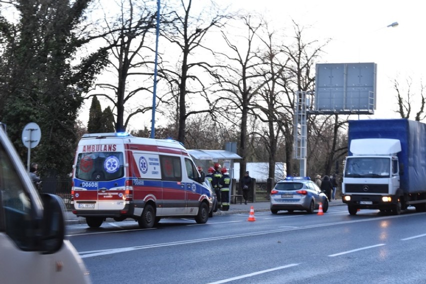 Wypadek na ul. Wrocławskiej w Legnicy. BMW wbiło się w przystanek [ZDJĘCIA]