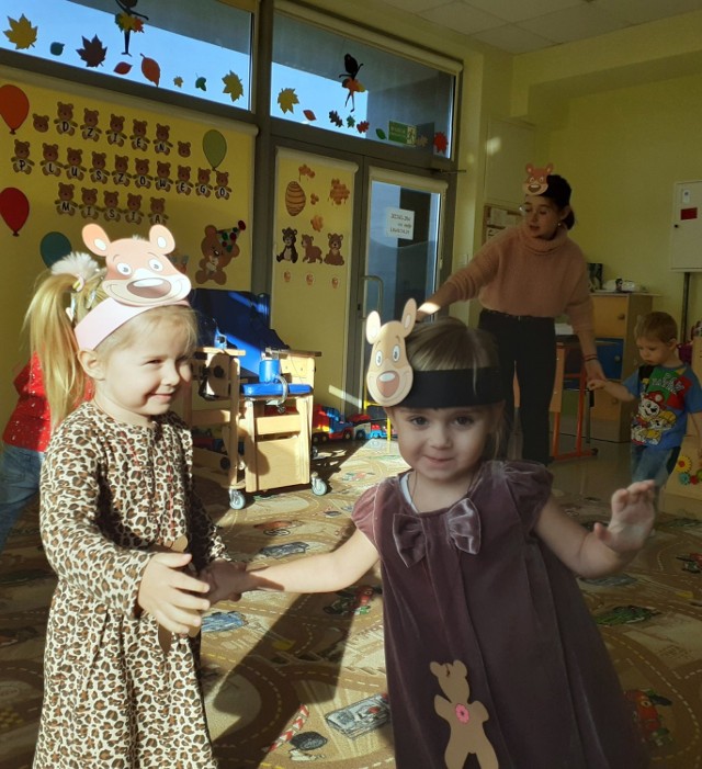 Dzieciaki z przedszkola Magical World w Jędrzejowie obchodziły święto Pluszowego Misia. Były wierszyki i misiowe tańce.
