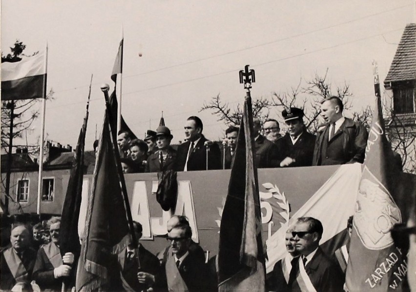1 maja w Malborku w czasach PRL. Tak wyglądały pochody organizowane z okazji Święta Pracy. Były też spotkania i akademie