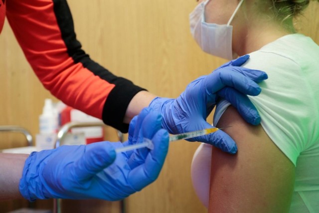 Rząd umożliwił wielu osobom w Polsce przyjęcie trzeciej dawki szczepionki przeciw COVID-19. Jednak czy kolejna dawka szczepionki na koronawirusa jest bezpieczna? Jakie efekty uboczne mogą wystąpić po szczepieniu? Oto pierwsze wyniki badań.

WIĘCEJ NA KOLEJNYCH STRONACH>>>
