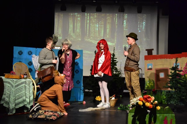 Uczniowie klasy VIc Szkoły Podstawowej nr 1 w Żninie zaprezentowali na scenie Żnińskiego Domu Kultury spektakl "Czerwony Kapturek" w języku angielskim.