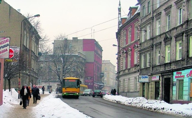 Mieszkańców ul. Mickiewicza w Wałbrzychu denerwują zaśnieżone i śliskie chodniki