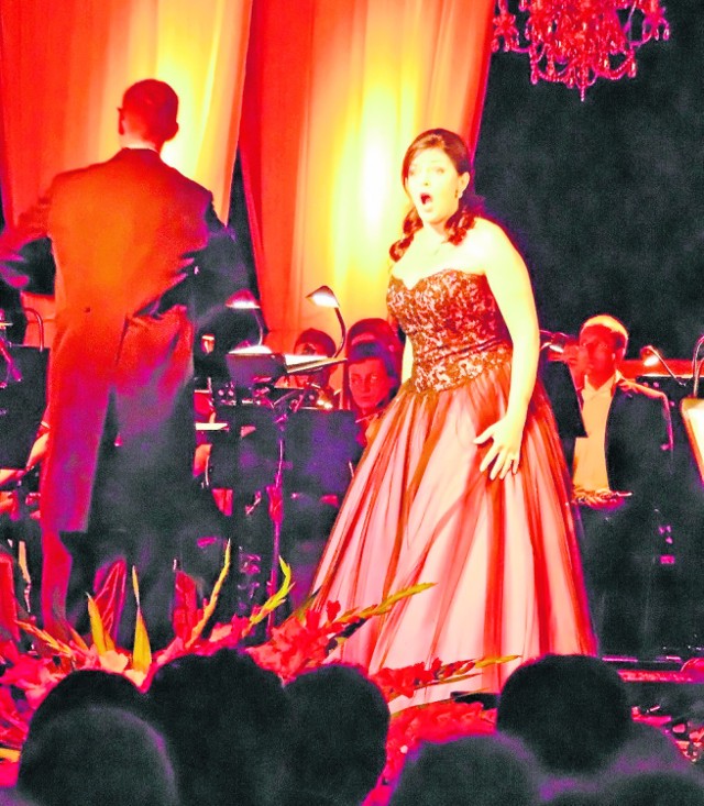 Na zdjęciu Iwona Socha w czasie koncertu inaugurującego  tegoroczny Festiwal im. Jana Kiepury w Krynicy-Zdroju