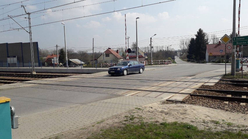 Jedna tragedia to wciąż mało? Samochód utknął na torach kolejowych w Sterkowcu