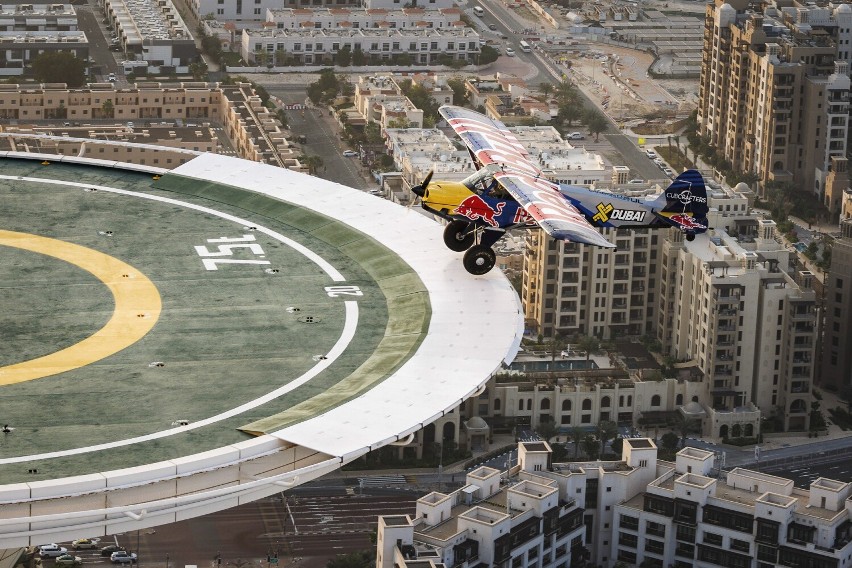 Łukasz Czepiela wylądował samolotem na szczycie drapacza chmur w Dubaju! [ZDJĘCIA]