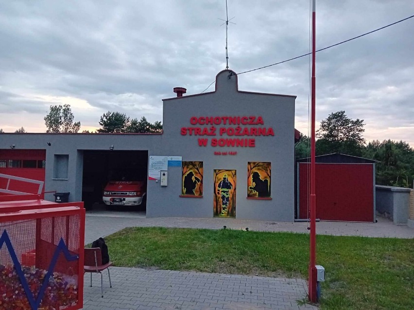 Remiza Ochotniczej Straży Pożarnej w Sownie ozdobiona graffiti