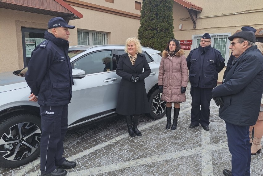 Policjanci z Dragacza mają nowy nieoznakowany samochód. Zobacz zdjęcia