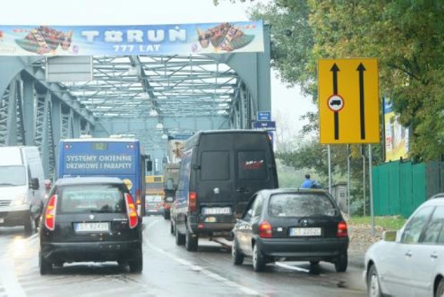 Wypadek na moście spowodował zakorkowanie się centrum Torunia.

fot. Marcin Łaukajtys/ fotomarcin.com.pl