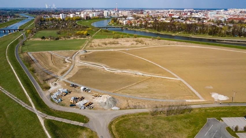 Budowa parku 800-lecia w Opolu. Na terenie obejmującym I...
