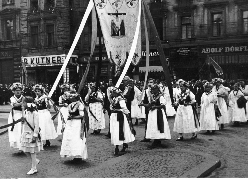 Katowice, 1935. Kobiety w tradycyjnych śląskich strojach na...