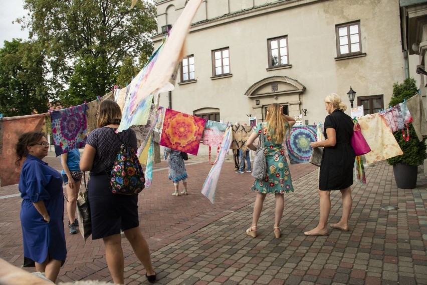  Projekt "Barwy z natury i kultury" RGB. Otwarcie wystawy plenerowej w Muzeum Regionalnym w Opocznie [foto]