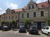 Pleszew. Kamienice w centrum Pleszewa coraz piękniejsze. Kończą się kolejne remonty. Choć wyjątków nie brakuje