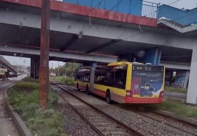 Autobus wjechał na tory tramwajowe pod wiaduktem przy ul. Krakowskiej we Wrocławiu.