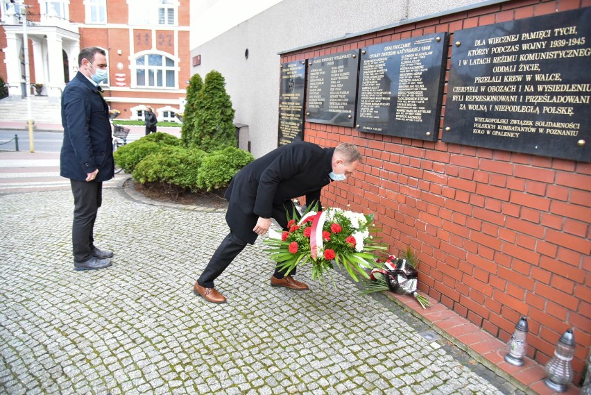 Złożono kwiaty pod tablicami upamiętniającymi ofiary zbrodni katyńskiej