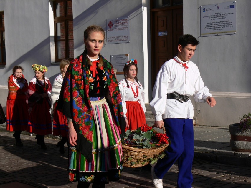 Tradycyjny kosz nieśli przedstawiciele sandomierskich szkół.