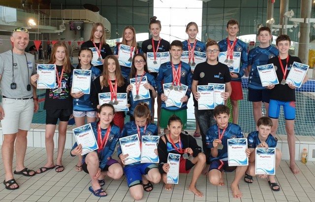 Zawodnicy Uczniowskiego Klubu Sportowego Nawa Skierniewice zdobyli 13 medali podczas Mistrzostw Województwa Łódzkiego w Pływaniu 12, 13 i 14-latków. Zawody odbyły się w środę, 22 maja, w Kleszczowie.