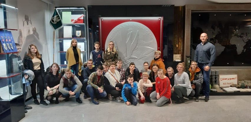 Uczniowie Zespołu Placówek Specjalnych w Pleszewie i Szkoły Podstawowej w Kucharach zwiedzali Jednostkę Wojskową GROM