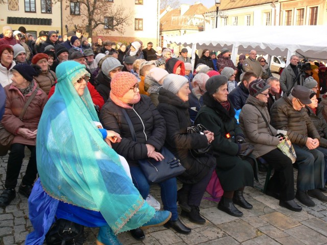 Miejska Wigilia na sandomierskim Rynku z kolędą i poczęstunkiem