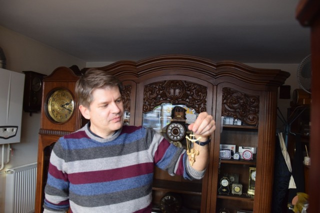 Remigiusz Aksentowicz łączy pasję do zegarów z pracą wykładowcy na Uniwersytecie Zielonogórskim. Kolekcjonuje zegary. Ten, który stoi w zakładzie zegarmistrzowskim ma ponad 100 lat