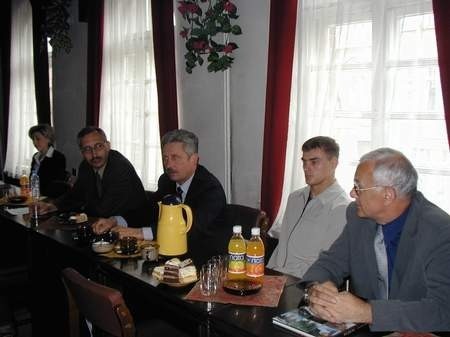 Podczas konferencji rozmawiano o przygotowaniach do imprezy. Na zdjęciu, na pierwszym planie Zenon Odya i Leszek Blanik, obok Marek Modrzejewski.