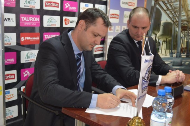 Milija Bogicević podpisuje nowy kontrakt. Z prawej  prezes Arkadiusz Lewandowski.