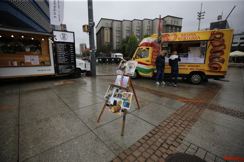 Zlot food trucków na rynku w Katowicach. Organizatorzy...