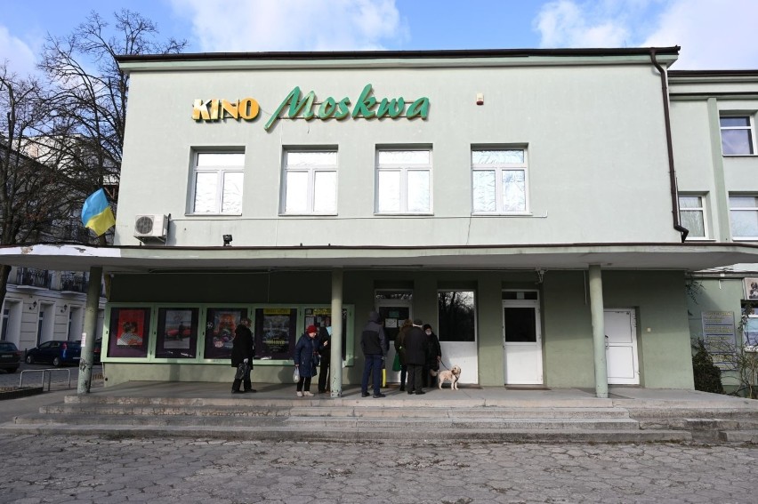 Kino Moskawa w Kielcach. Ten napis zakryje flaga Ukrainy.