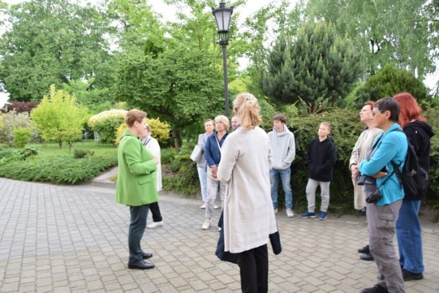 Na pierwsze zwiedzanie Renata Stawowy, od lewej - nauczyciel języka polskiego w Collegium Gostomianum zaprosiła zainteresowanych w niedzielę, 29 maja. Zainteresowanie było ogromne. Teraz będą kolejne.