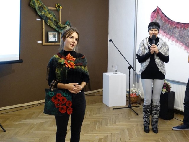 Na otwarciu wystawy  w TOK  był mały pokaz mody prac Brygidy Wolińskiej, które  są niewątpliwie dziełami sztuki.