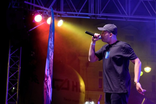 W sobotę na przemyskim Rynku, odbyła się szósta edycja imprezy Hip-Hop Jam. Można było usłyszeć przedstawicieli miejscowej sceny hip-hop'owej oraz gwiazdę wieczoru, rapera PlanBe.

Zobacz także: Drake spełnił marzenie 11-letniej dziewczynki. Raper odwiedził ją w szpitalu
