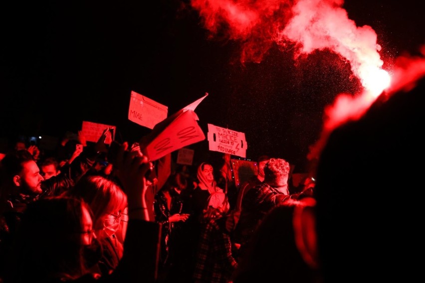 Strajk Kobiet w Krakowie. W kulminacyjnym momencie nawet 20 tys. osób, były mandaty za brak maseczek