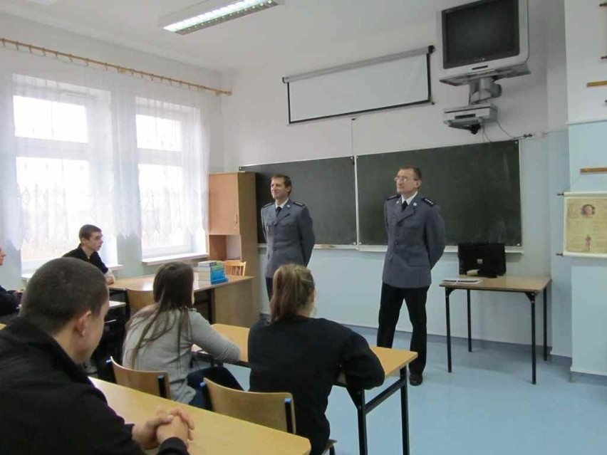 Włocławscy policjanci odwiedzili Społeczne Liceum Ogólnokształcące w Choceniu [ZDJĘCIA]