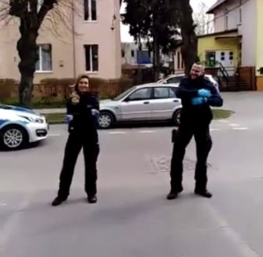 Policjanci kontrolują na kwarantannie i tańczą. Uśmiechnij się 