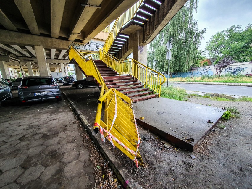 Zniszczone balustrady pod wiaduktem w Lesznie