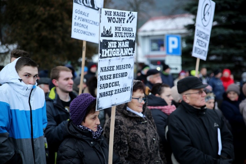 Mieszkańcy Piwnicznej nie chcą u siebie uchodźców [ZDJĘCIA]