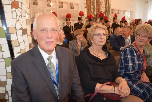 Wśród  wielu zaproszonych gości i przybyłych  absolwentów był Jan Sadura z okolicy Dęblina, który maturę zdawał w 1974 roku. Z prawej Bronisława, koleżanka z młodszej klasy.  Wiecej na kolejnych zdjęciach.