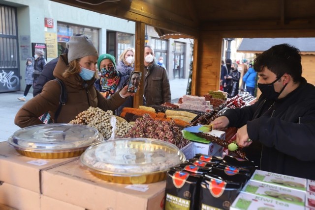 6 grudnia (niedziela) ulica Piotrkowska wypełniła się drewnianymi chatkami. Tegoroczny jarmark świąteczny ruszył pełną parą, ale w nieco skromniejszej odsłonie niż zwykle. 

ZDJĘCIA I WIĘCEJ INFORMACJI - KLIKNIJ DALEJ