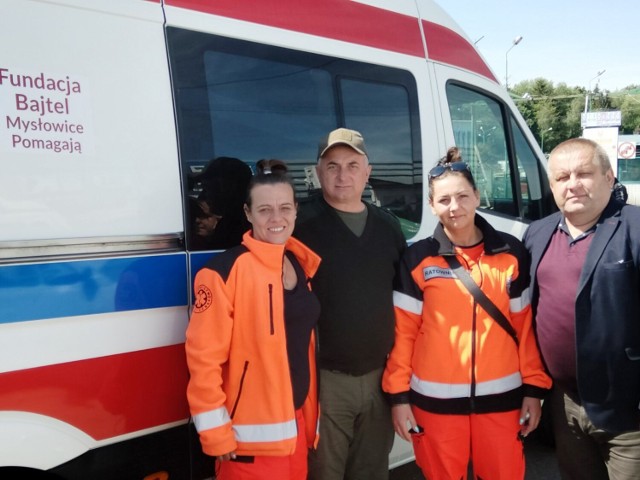 Przekazanie ambulansu przez Fundacje Bajtel do szpitala dla dzieci w mieście Tłumacz w Ukrainie. 
Przesuwaj zdjęcia w prawo - naciśnij strzałkę lub przycisk NASTĘPNE