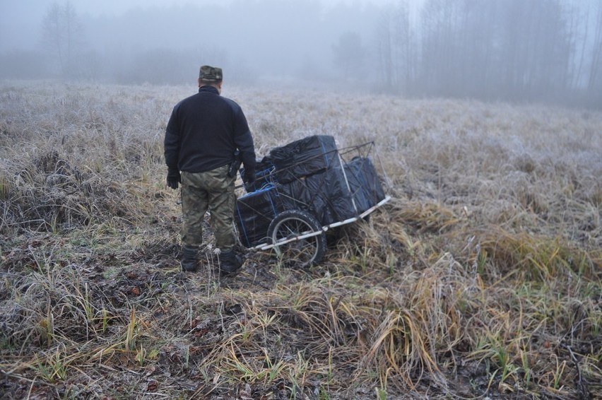 Pogranicznicy zatrzymują kolejne osoby, które przemycają...