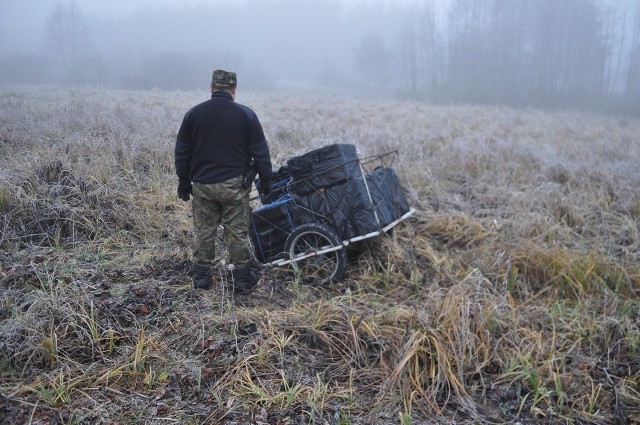 Pogranicznicy zatrzymują kolejne osoby, które przemycają papierosy przez rzekę graniczną Bug. Od początku roku wartość przemycanej kontrabandy sięgnęła 24 milionów złotych.