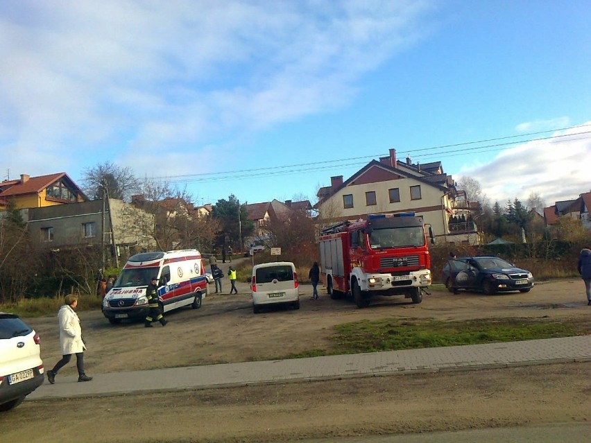 Ładunek wybuchowy pod samochodem w Gdyni? Na miejsce przyjechali antyterroryści [ZDJĘCIA]
