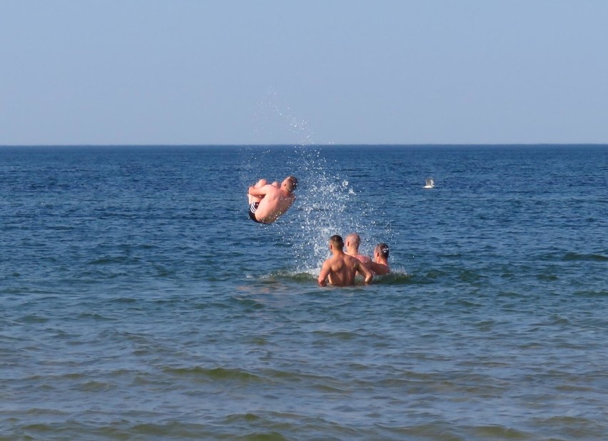 Ciepła woda w Ustce! Turyści już odpoczywają na plaży [zdjęcia]