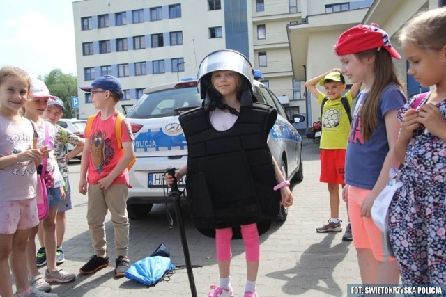 Staszowskich policjantów odwiedziły dzieci z Publicznej Szkoły Podstawowej numer 3 w Staszowie. Mundurowi opowiadali o swej pracy, uczniowie mieli możliwość przymierzyć policyjny sprzęt i usiąść za kierownicą radiowozu.

Zobacz więcej na kolejnych slajdach >>>