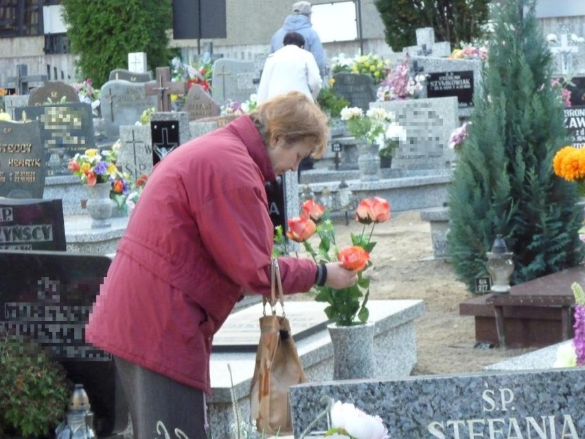 Chodzież: Cmentarz przed Świętem Zmarłych. Trwa sprzątanie grobów [FOTO]