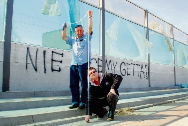 Ryszard Figański (od lewej) i Michał Snela pokazują, że betonowa część wznosi się prawie dwa metry nad poziom ulicy Bukowskiej