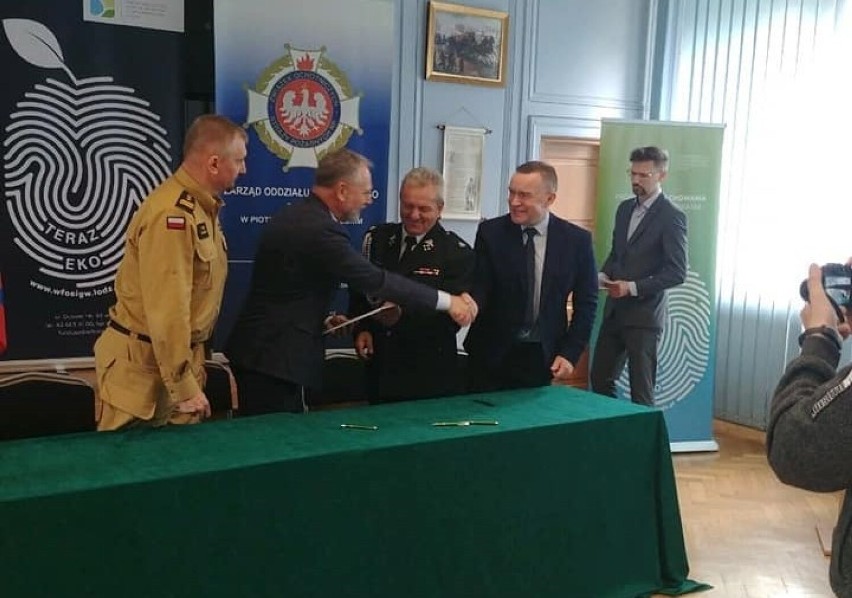 Strażacy z OSP w powiecie radomszczańskim podpisali umowy z...