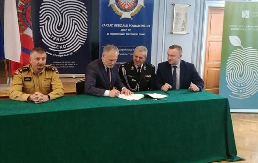 Strażacy z OSP w powiecie radomszczańskim podpisali umowy z...