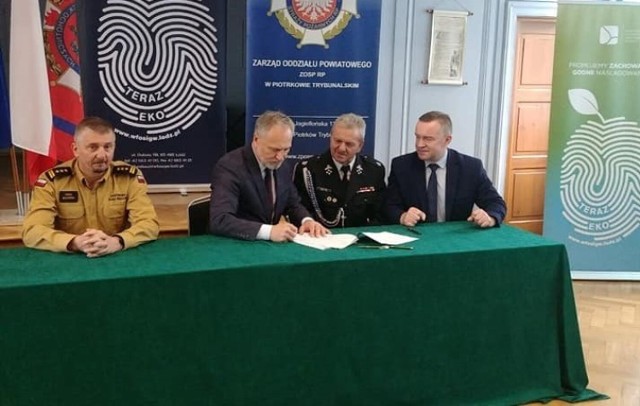 Strażacy z OSP w powiecie radomszczańskim podpisali umowy z Wojewódzkim Funduszem Ochrony Środowiska i Gospodarki Wodnej na dofinansowanie zakupu sprzętu