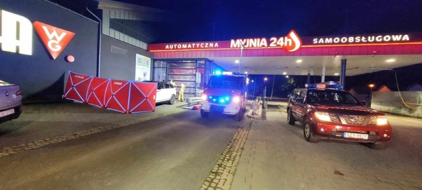 Tragiczny wypadek w Węgierskiej Górce! Do zdarzenia doszło na myjni przy CH Huta. Nie żyje 62-latek